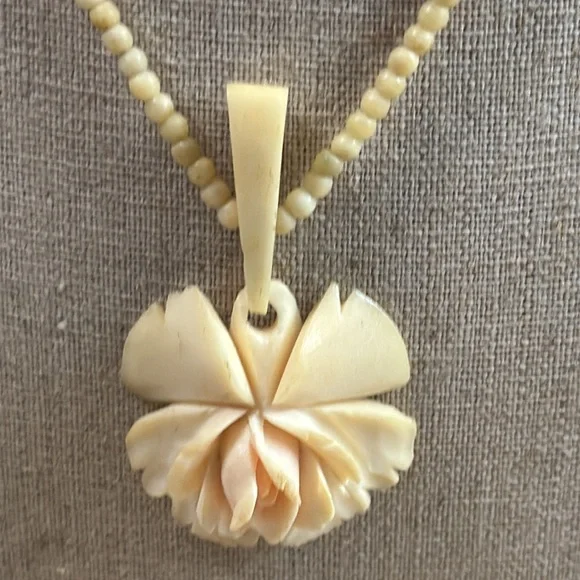 Elegant Cream Necklace with Floral Pendant ivory vintage - Picture 2 of 5